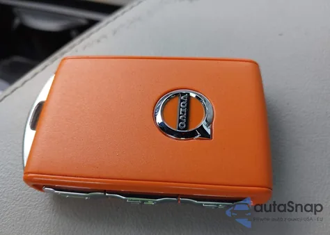 2024 Volvo Xc60 Recharge Plug-In Hybrid T8 Core Dark Theme z USA, uszkodzony, nr VIN YV4H60DK6R1925870